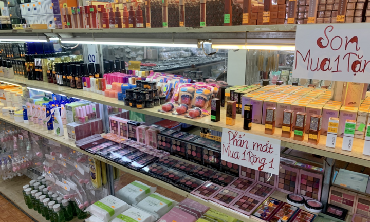 Mỹ phẩm hàng hiệu tràn lan ngoài chợ thu hút nhiều người mua
