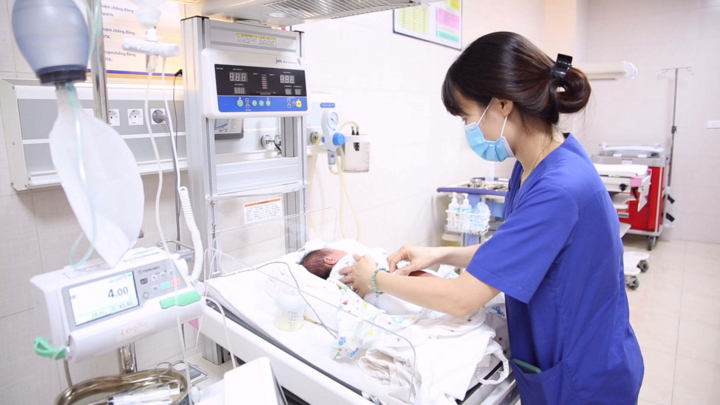 Bị thoát vị hoành trái nghẹt, ruột non của bé sơ sinh nằm trên khoang màng phổi