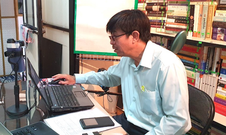 Thầy giáo nhận giải thưởng giáo dục ngay trước ngày nghỉ hưu