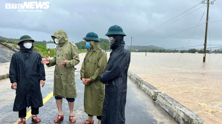 Mưa lớn gây ngập lụt nặng, Phú Yên sơ tán hơn 11.000 người 