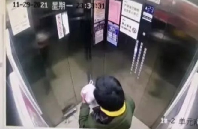 Shipper biến thái đi tiểu vào món ăn khách gọi, dân mạng bừng bừng đòi trị tội