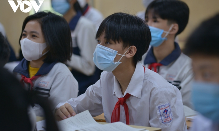 Học sinh phổ thông ở Hà Nội háo hức đi học, phụ huynh lo lắng