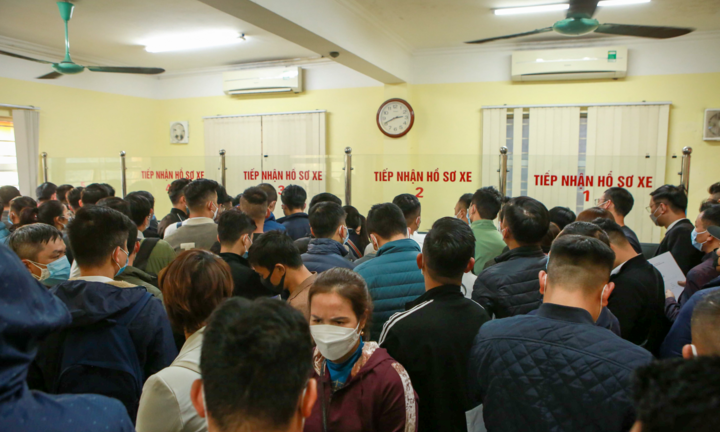 Ảnh: Giảm 50% lệ phí trước bạ, người Hà Nội xếp hàng chật kín điểm đăng ký xe