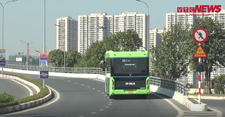 Video: Trải nghiệm xe buýt điện VinBus lăn bánh chính thức tại Hà Nội