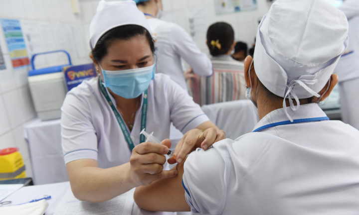  Thứ trưởng Bộ Y tế: Việt Nam đủ vaccine COVID-19 để tiêm mũi 3
