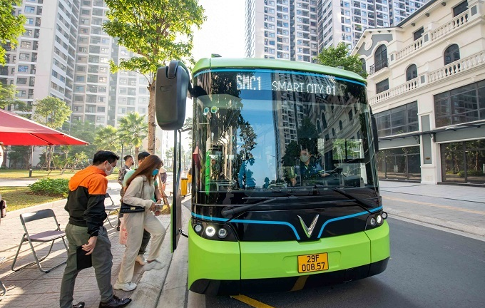 Ảnh: Những hành khách đầu tiên trải nghiệm xe buýt điện VinBus lăn bánh ở Hà Nội