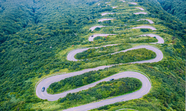 'Nghẹt thở' với cung đường ngoằn ngoèo dài bất tận chạy thẳng đến chân trời