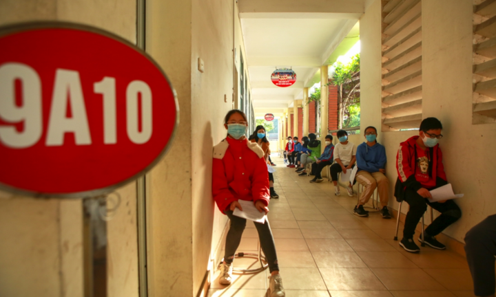 Trước khi tiêm cho trẻ, phụ huynh phải được xem lọ vaccine COVID-19