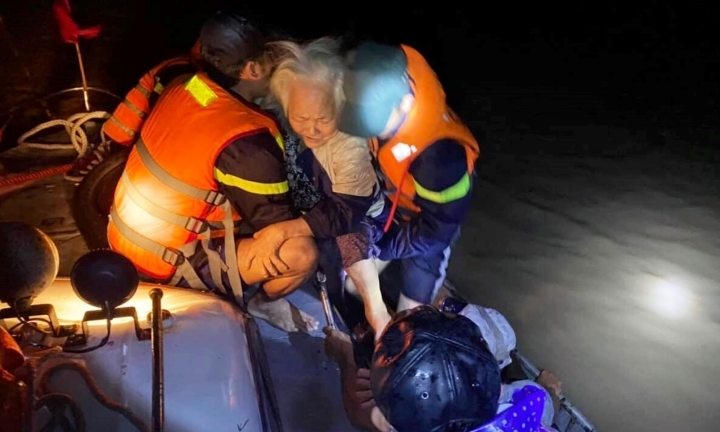 Người dân Phú Yên kể phút tháo chạy khỏi cơn lũ dữ, tài sản bị nước cuốn trôi