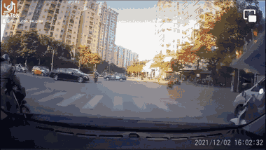 Video: Vượt đèn đỏ, nam thanh niên bị xe hơi tông văng giữa ngã tư