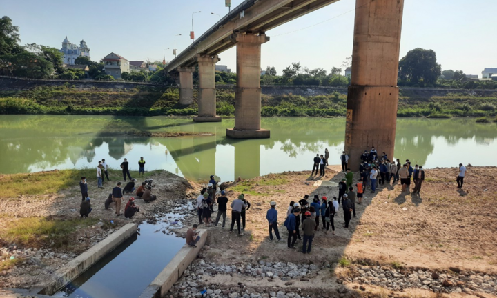 Bắc Giang: Phó trưởng phòng Tài chính - Kế toán huyện chết dưới chân cầu