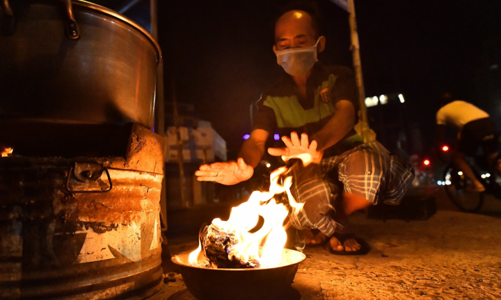 Người TP.HCM đốt lửa sưởi ấm trong cái lạnh 19 độ C
