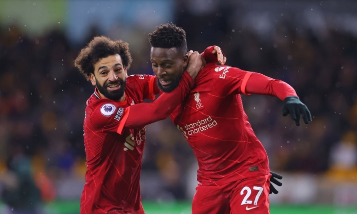 'Siêu dự bị' tỏa sáng phút bù giờ, Liverpool đánh bại Wolverhampton