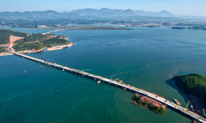 Cận cảnh cầu vượt biển dài 1.500m vừa hợp long ở Quảng Ninh