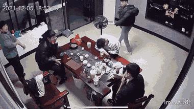 Video: Mèo đen rơi từ nhà xuống bàn, nhân viên hốt hoảng