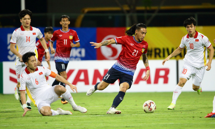 Nỗi cô đơn của tiền đạo Lào trước tuyển Việt Nam