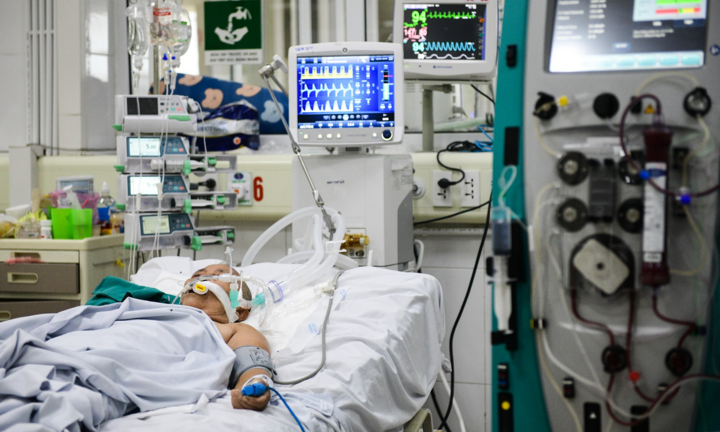 F0 ở Hà Nội tăng cao, bệnh viện quá tải, giường thở máy luôn kín người nằm