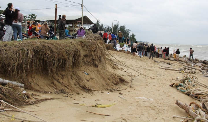Ảnh: Sóng đánh tan hoang hơn 200m bờ biển, nhà dân có nguy cơ bị 'nuốt chửng'