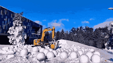 Video: Khách sạn dùng máy múc tạo ra 100 người tuyết để thu hút khách