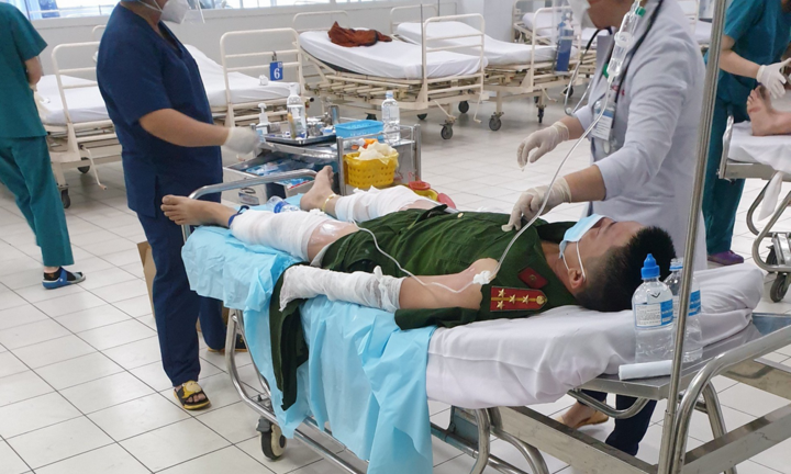 TP.HCM: Cưỡng chế nhà, 4 chiến sĩ công an bị ném bom xăng phải đi cấp cứu