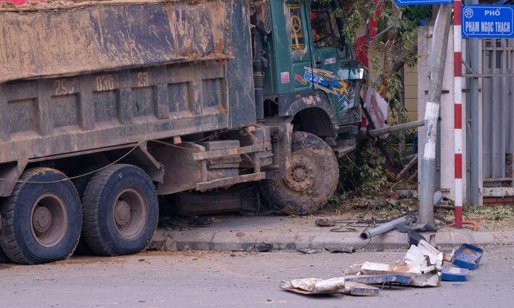Hà Nội: Xe tải tông đổ tường rào trường tiểu học sau va chạm với ô tô BMW