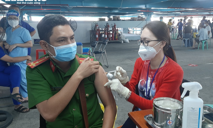 Ảnh: Ngày đầu tiêm vaccine COVID-19 mũi 3 tại TP.HCM