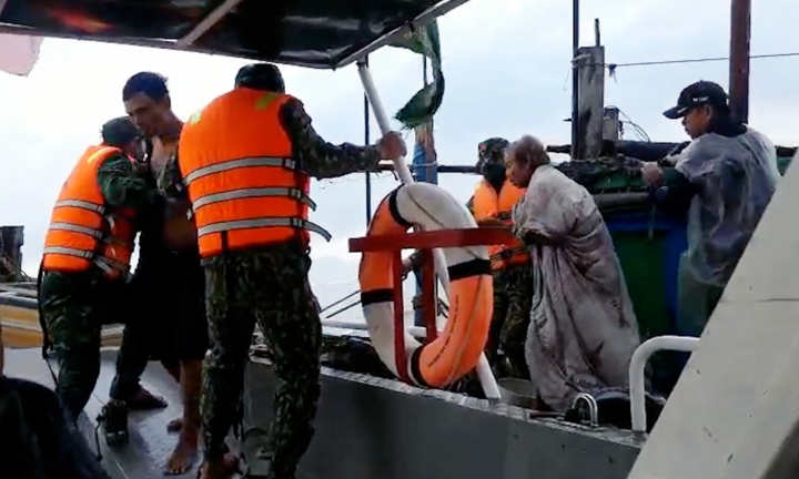 Quảng Nam: Tàu cá mắc cạn bị sóng đánh chìm, 5 ngư dân may mắn thoát chết