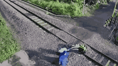 Video: Xe máy mắc kẹt giữa đường ray, 3 mẹ con giải cứu nhưng bất thành