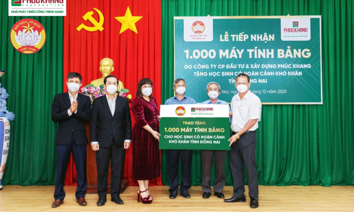 Phuc Khang Corporation tặng 1.000 máy tính bảng cho học sinh khó khăn ở Đồng Nai