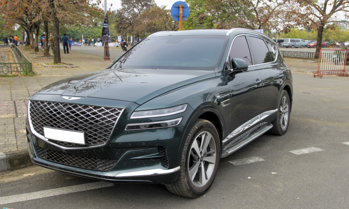 Genesis GV80 màu xanh lục độc đáo xuất hiện ở Hà Nội