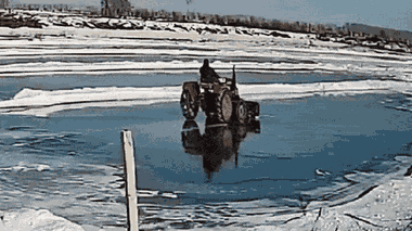 Video: Người đàn ông cùng máy kéo rơi xuống ao băng khi dọn tuyết