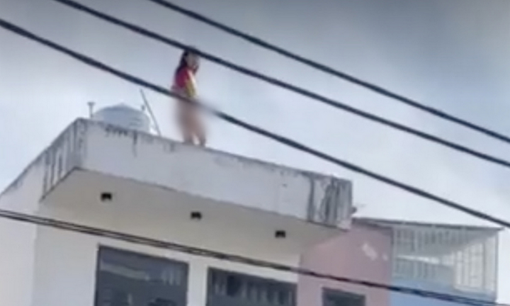 Cảnh sát dùng xe thang giải cứu cô gái thoát y, nhảy múa trên mái nhà
