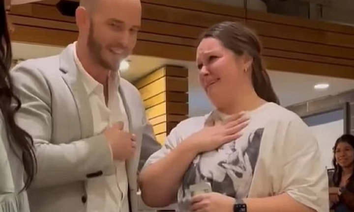 Được khách boa hơn 100 triệu đồng, nữ phục vụ bị sa thải oan ức