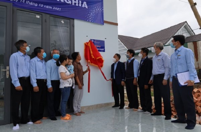 Bàn giao nhà tình nghĩa của đơn vị kết nghĩa cho người lao động