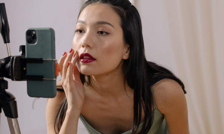 Beauty blogger đang giúp phụ nữ hiện đại kiếm tiền như thế nào?