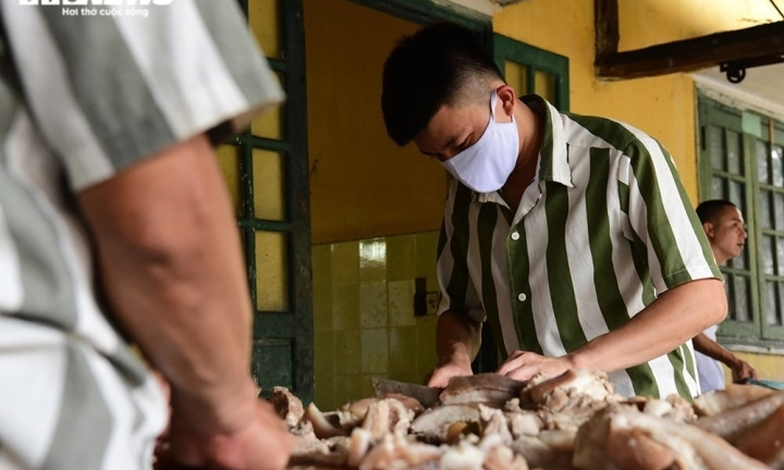 Người bị tạm giam được cấp thêm 3 lạng thịt, 2 lạng cá mỗi tháng