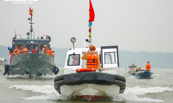 Ảnh: Cảnh sát đường thuỷ kiểm tra tàu thuyền vi phạm dịp cuối năm