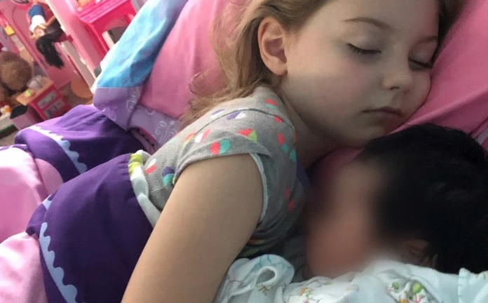 Mang thai 'nhầm', 2 cặp vợ chồng run rẩy biết mình sinh ra con của người khác