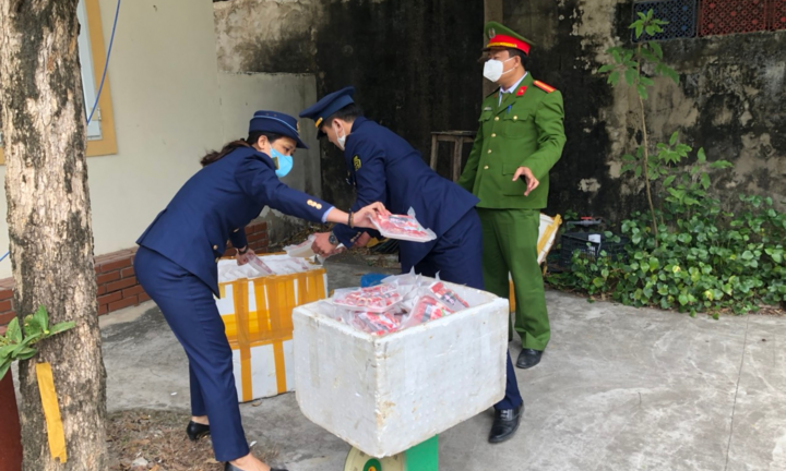 Nghệ An: Tiêu huỷ 115 kg thực phẩm bốc mùi hôi thối không rõ nguồn gốc 