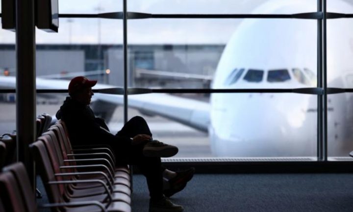 Pháp siết chặt nhập cảnh với du khách Anh để ngăn Omicron