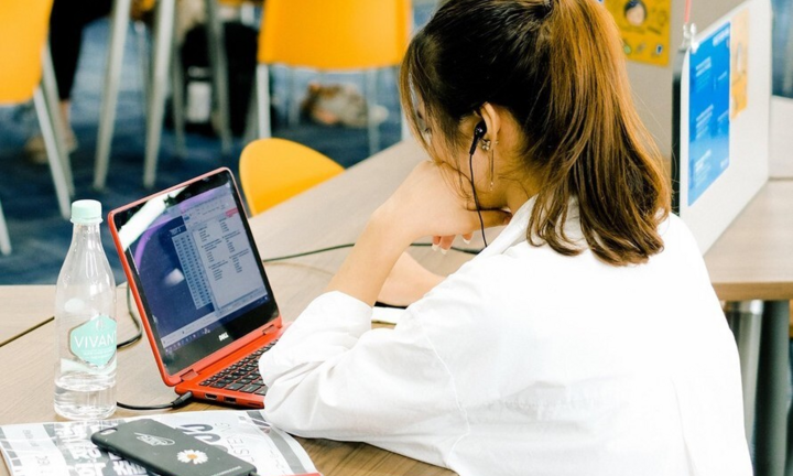 Trường đại học đầu tiên cho sinh viên chọn học trực tiếp hoặc trực tuyến