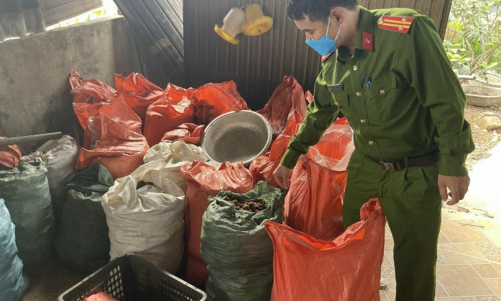 Hà Tĩnh: Phát hiện hơn 1 tấn mỡ động vật và chân gà không rõ nguồn gốc