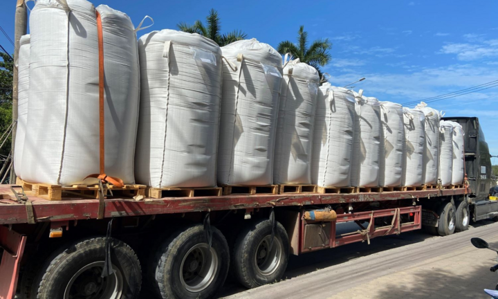 Ảnh: 'Tử thần' rình rập từ những chiếc xe tải chở hàng cồng kềnh