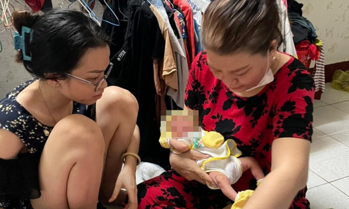  Bé trai còn nguyên dây rốn bị bỏ rơi trong thùng rác ở TP.HCM