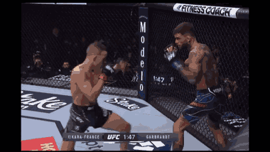 Video: Võ sĩ Mỹ tung 9 cú đấm cực mạnh hạ đối thủ trên sàn đấu 