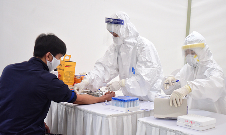 Ngày 18/12, Hà Nội ghi nhận 1.412 người nhiễm SARS-CoV-2