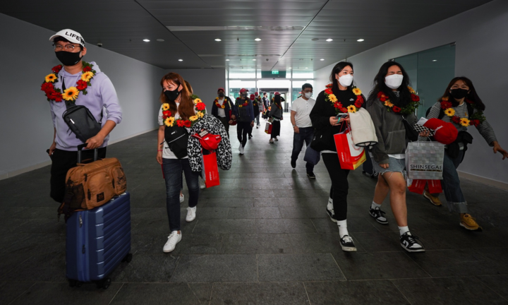 Vì sao du khách quốc tế chưa mặn mà đến Việt Nam?