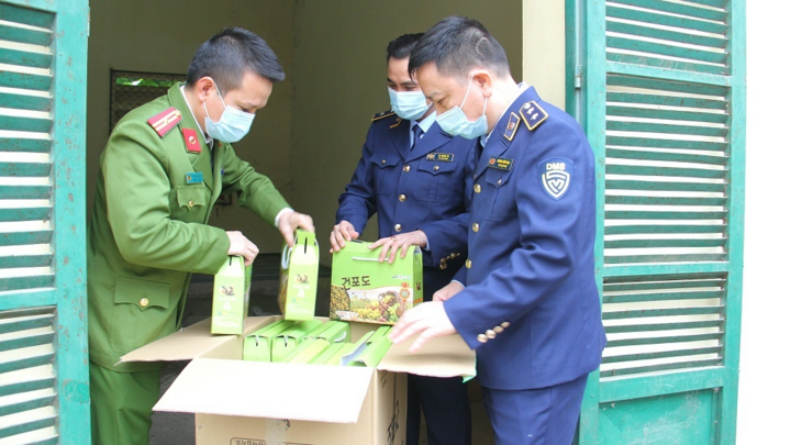 Thu giữ 800kg táo và nho khô không rõ nguồn gốc tại Lào Cai