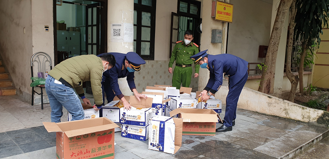 Hà Giang: Giám sát tiêu huỷ lô bánh bao nhân sữa nhập lậu