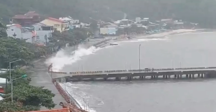 Bão số 9 giật cấp 13, cách đảo Lý Sơn 200km và đang suy yếu